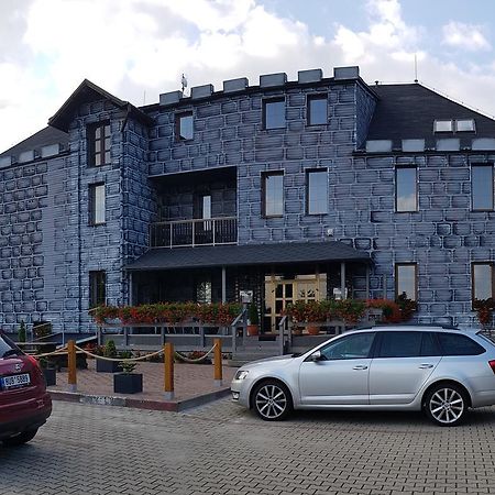 Hotel Camelot Tisá Exteriör bild