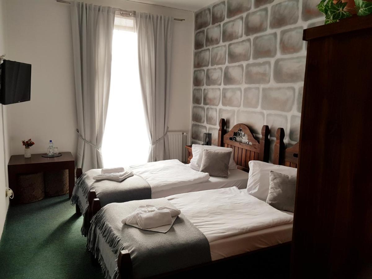 Hotel Camelot Tisá Exteriör bild