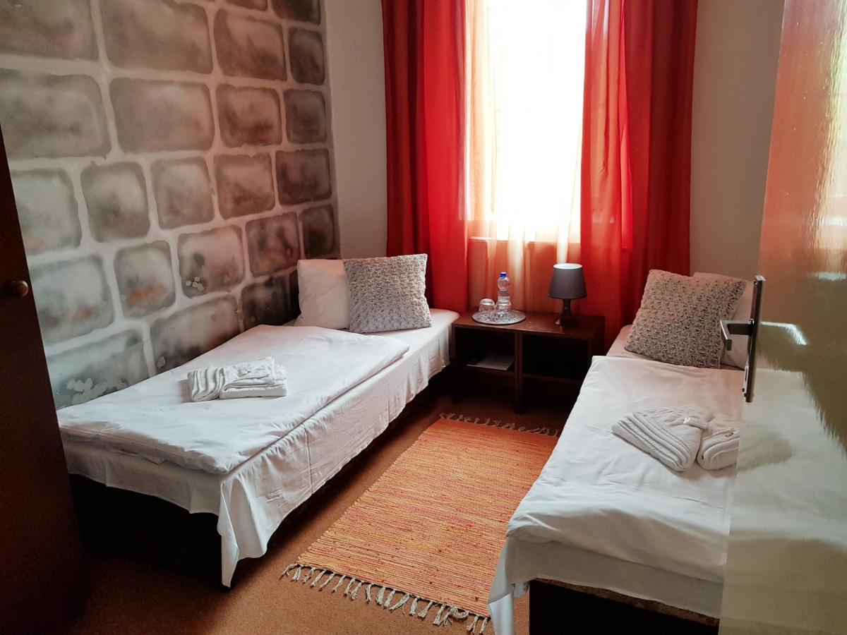 Hotel Camelot Tisá Exteriör bild