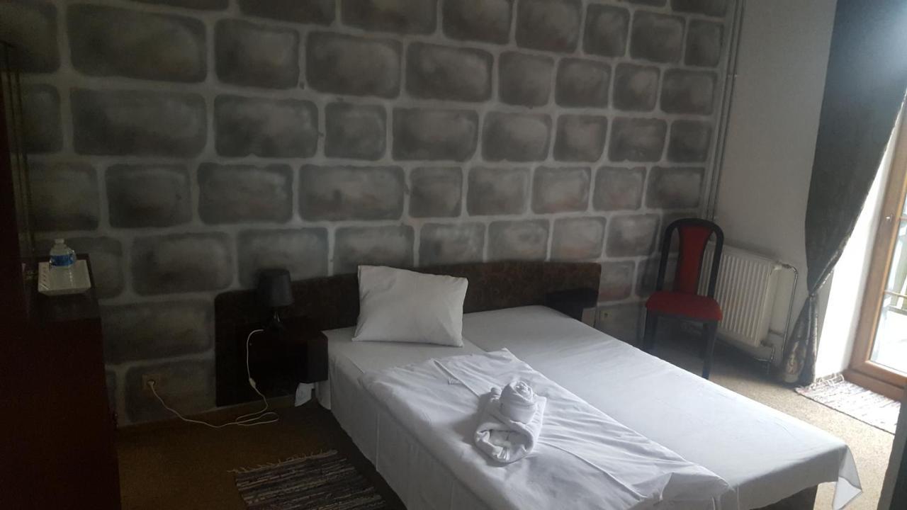 Hotel Camelot Tisá Exteriör bild