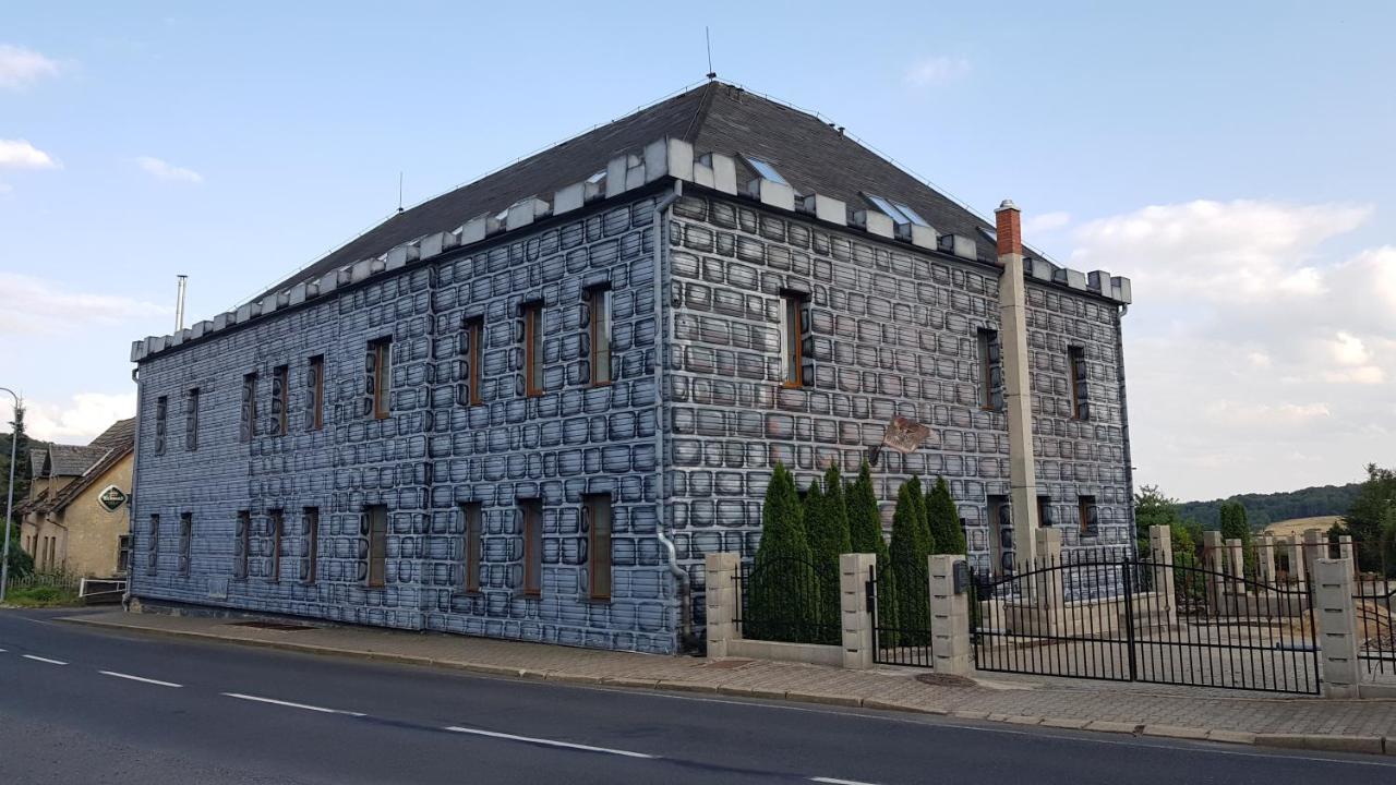 Hotel Camelot Tisá Exteriör bild