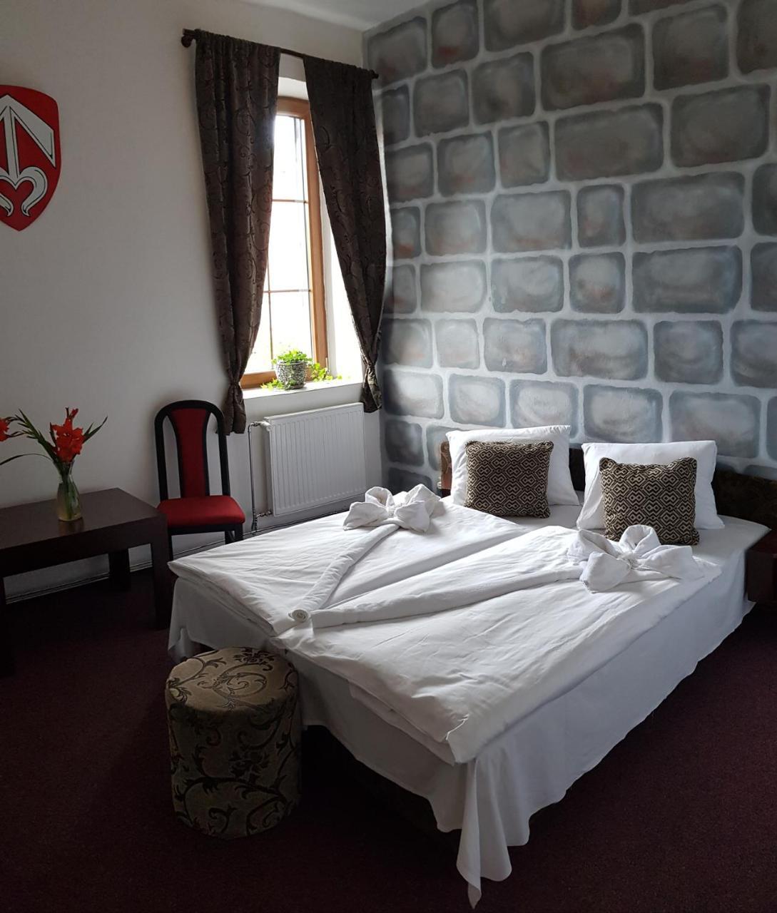 Hotel Camelot Tisá Exteriör bild