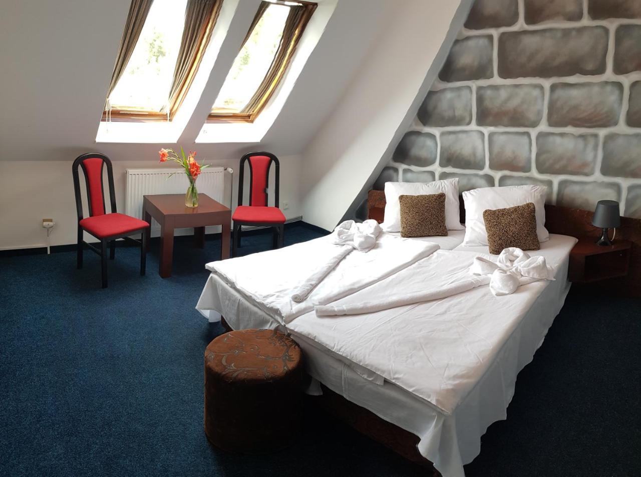 Hotel Camelot Tisá Exteriör bild
